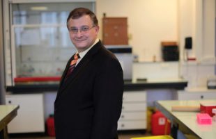 Gilles-Éric Séralini. // Source : Wikimedia/CC/Thomas Jouanneau (photo recadrée)