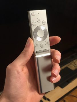 Télécommande du téléviseur Samsung Q900R // Source : Numerama Télécommande du téléviseur Samsung Q900R // Source : Numerama