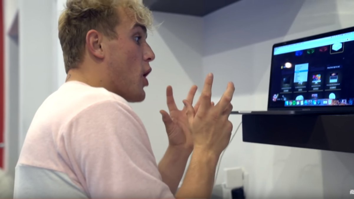 Jake Paul, dans sa vidéo, en train de commander des loot boxes. // Source : Capture d'écran YouTube / Jake Paul