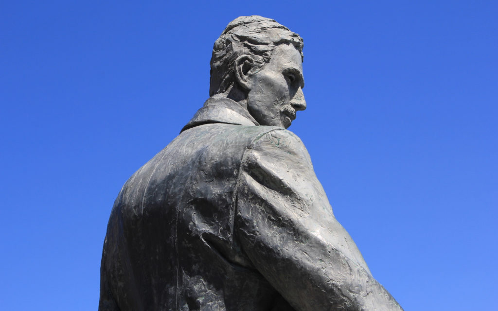 Une statue de Nikola Tesla à Ontario (Canada). // Source : Wikimedia/CC/Laslovarga (photo recadrée)