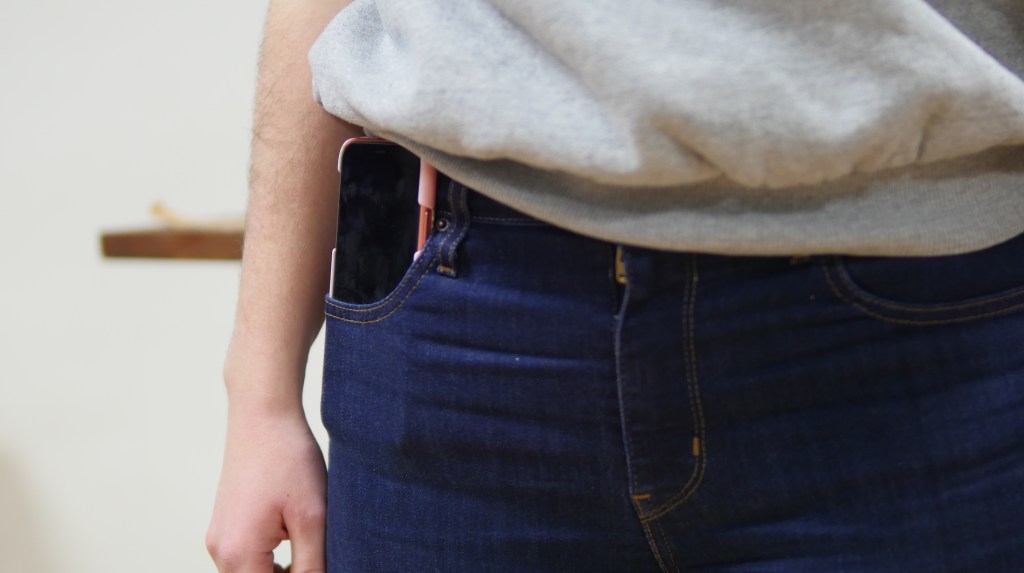 Un iPhone XR loin de rentrer dans la poche d'un jean Levi's pour femmes // Source : Louise Audry pour Numerama