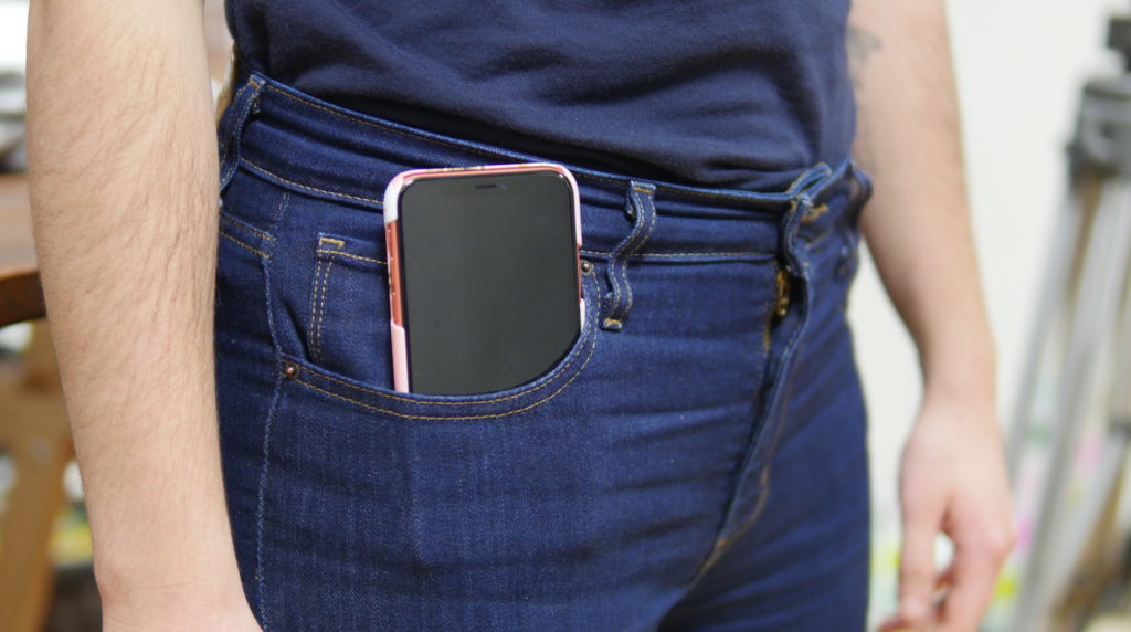 Un iPhone XR dans la poche d'un jean Levi's // Source : Louise Audry pour Numerama