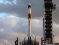 La capsule Dragon, tout en haut d'une fusée Falcon 9. // Source : SpaceX
