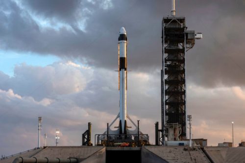 La capsule Dragon, tout en haut d'une fusée Falcon 9. // Source : SpaceX