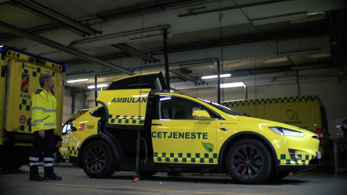 Ambulance Tesla Model X  // Source : Falck