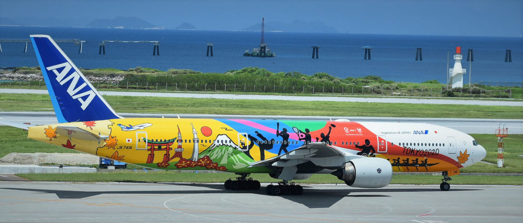 Un avion faisant la promotion des JO de 2020 au Japon