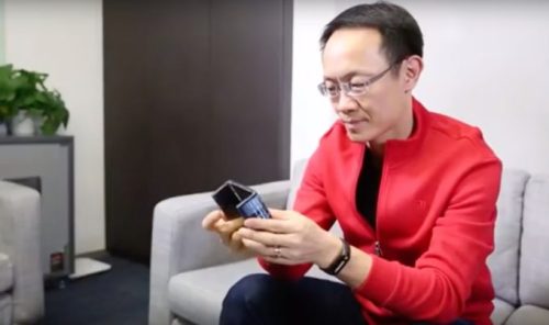 Xiaomi présente son smartphone pliable // Source : YouTube