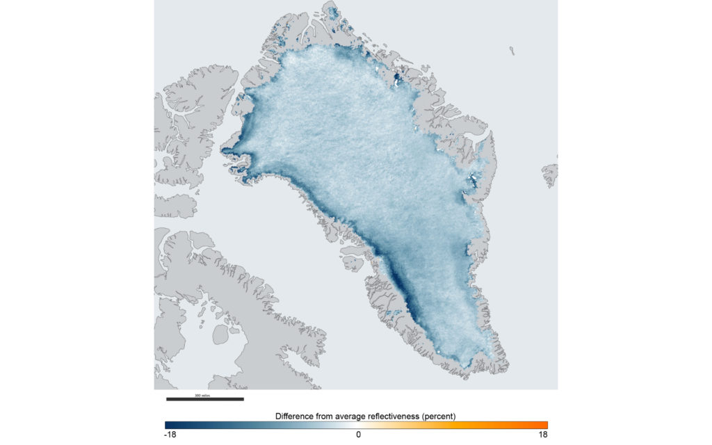 La lumière du soleil reflétée par le Groenland à l'été 2011, comparé aux années 2000 à 2006. // Source : Wikimedia/CC/NOAA