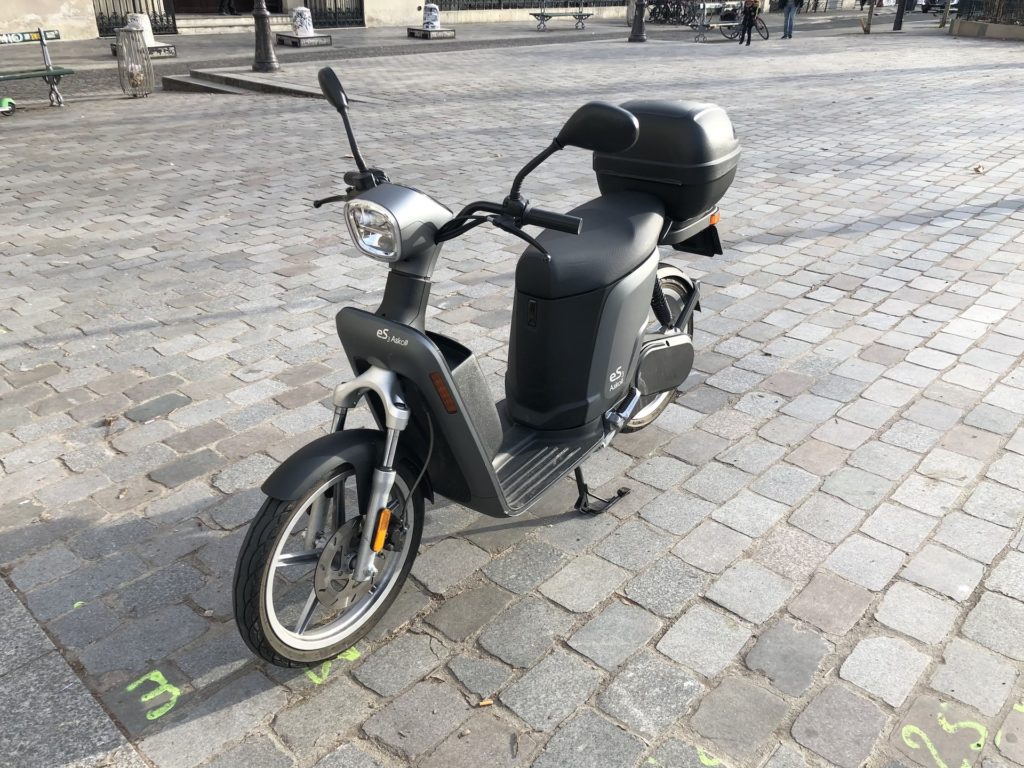Scooter Askoll eS3 // Source : Marie Turcan pour Numerama
