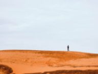 Une personne marche dans le désert. // Source : Pexels (photo recadrée)