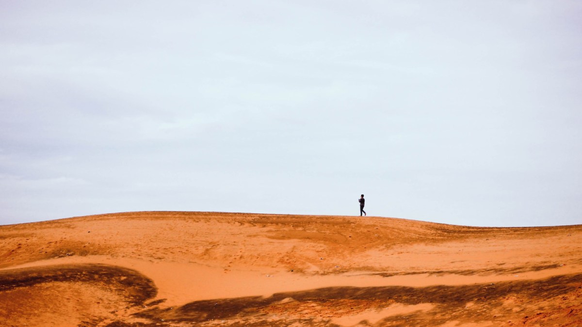 Une personne marche dans le désert. // Source : Pexels (photo recadrée)