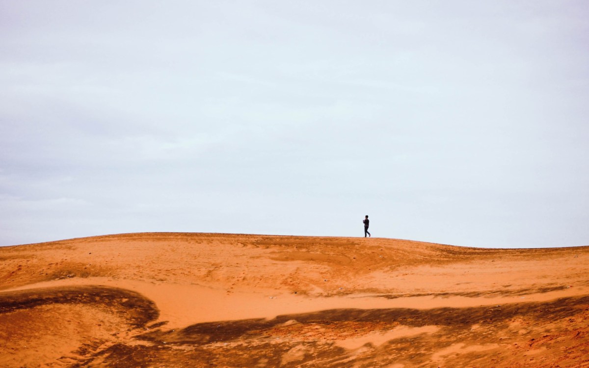 Une personne marche dans le désert. // Source : Pexels (photo recadrée)