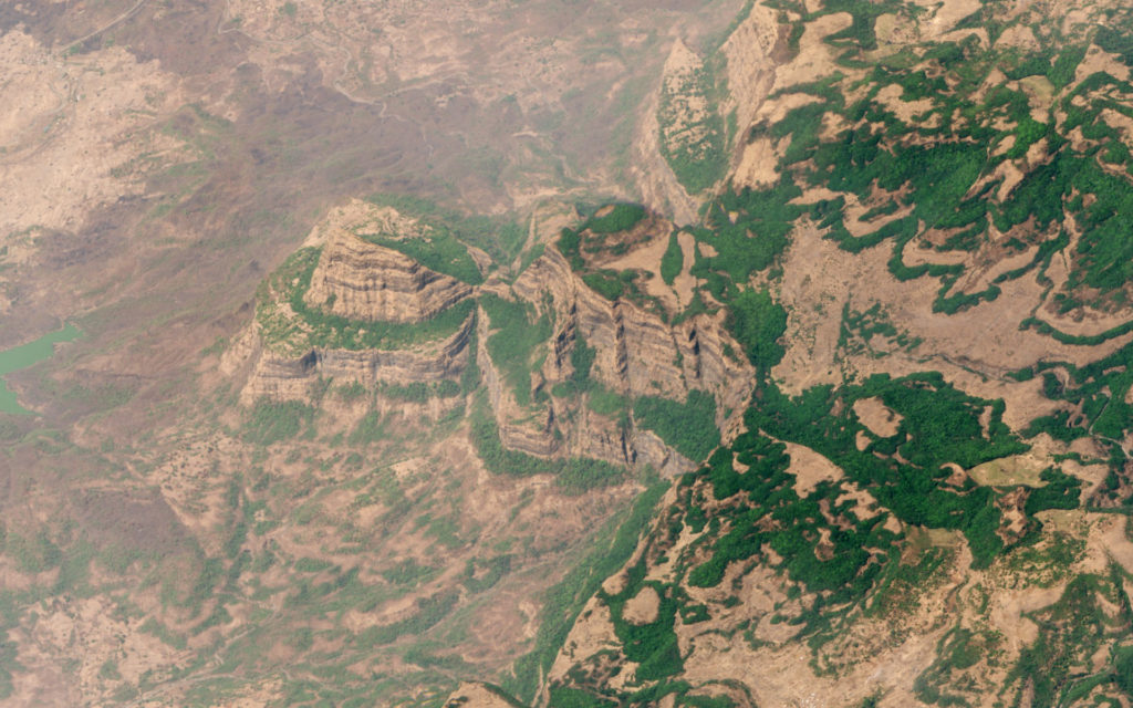 Les trapps du Deccan en Inde. // Source : Wikimedia/CC/Planet Labs, Inc (photo recadrée)