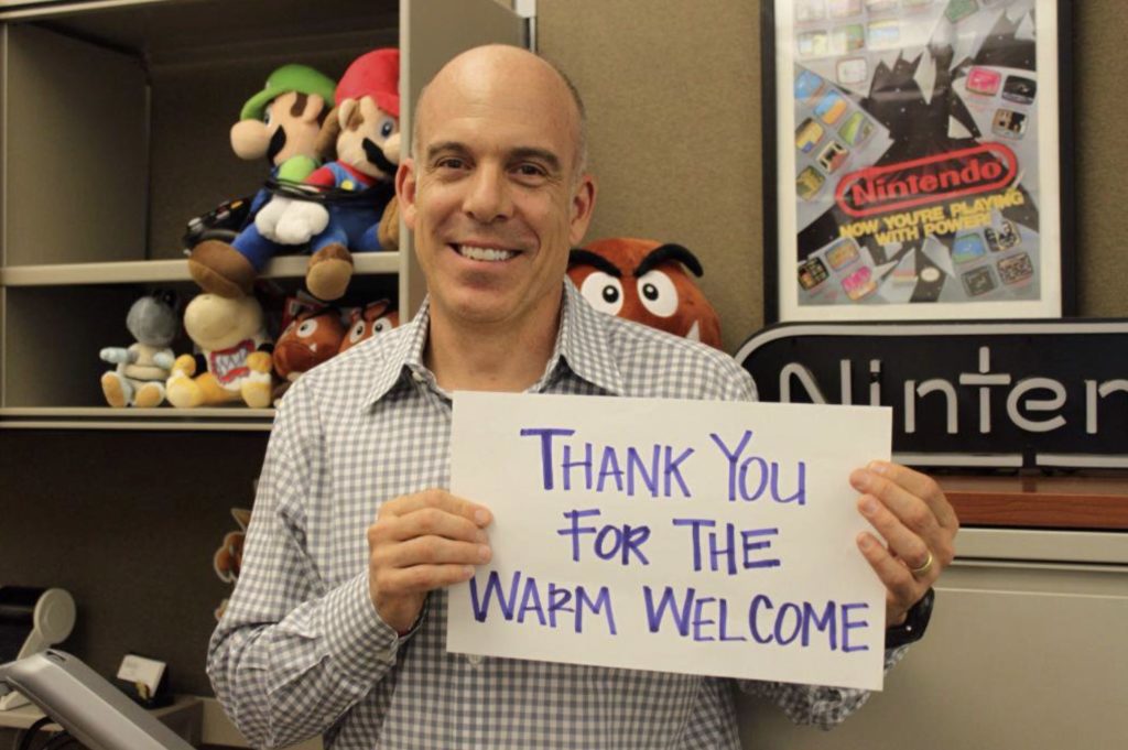 Doug Bowser à son arrivée chez Nintendo : remarquez les plombiers ligotés derrière. // Source : Twitter/Doug Bowser Doug Bowser à son arrivée chez Nintendo : remarquez les plombiers ligotés derrière. // Source : Twitter/Doug Bowser