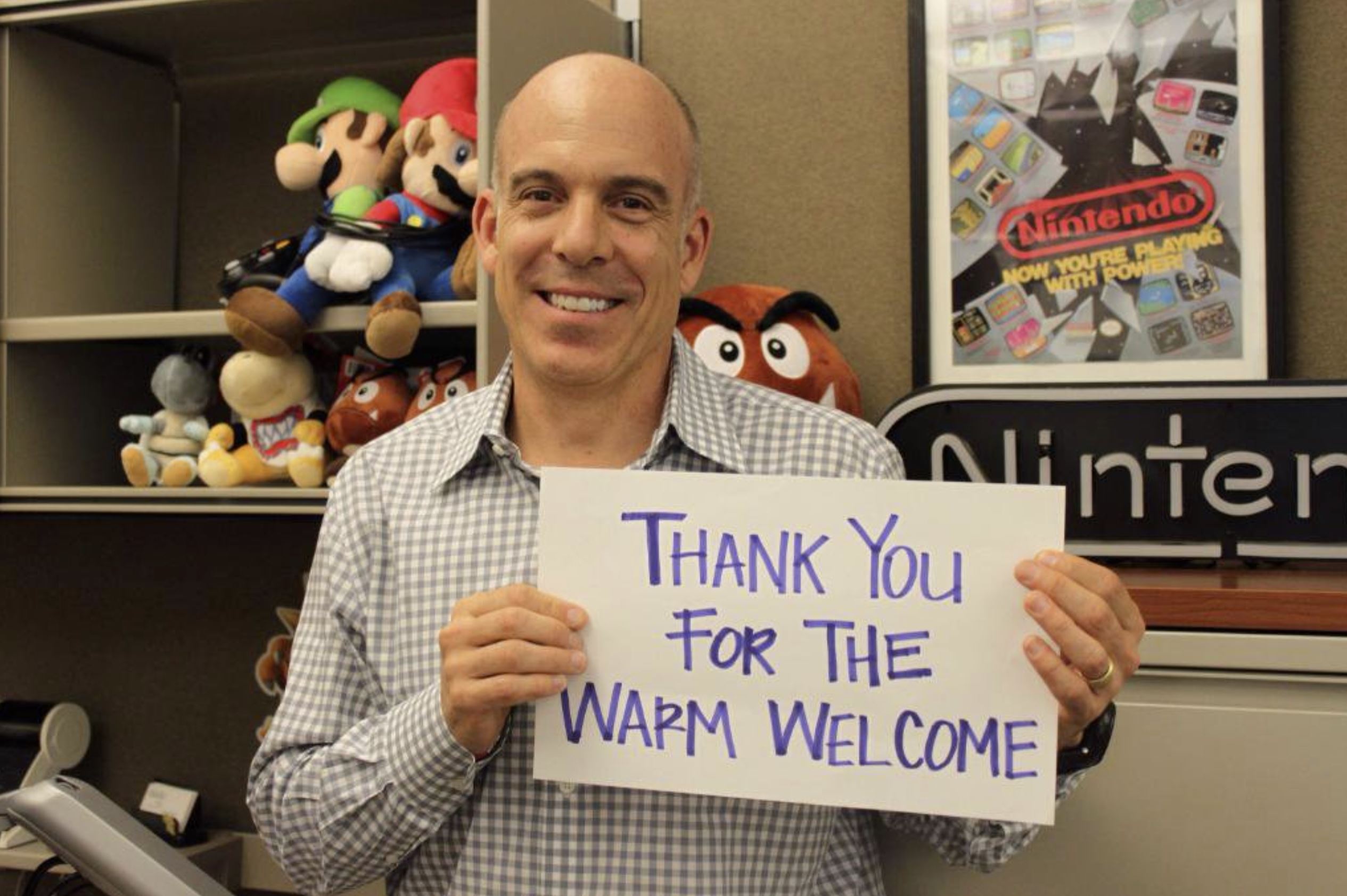 Doug Bowser à son arrivée chez Nintendo : remarquez les plombiers ligotés derrière. // Source : Twitter/Doug Bowser