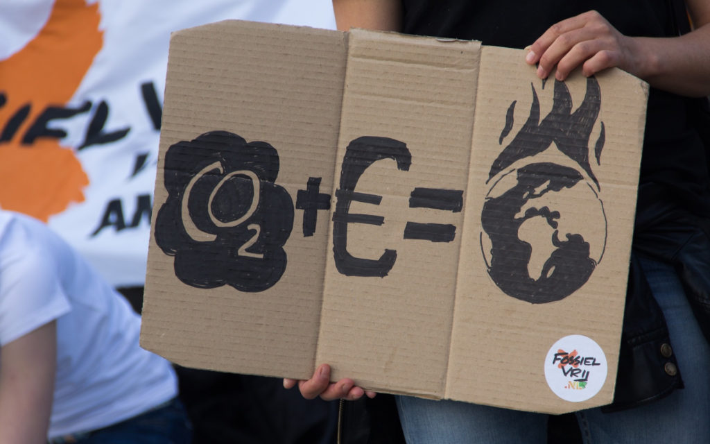 Une affiche lors d'une marche pour le climat. // Source : Pxhere/CC0 Domaine public (photo recadrée)
