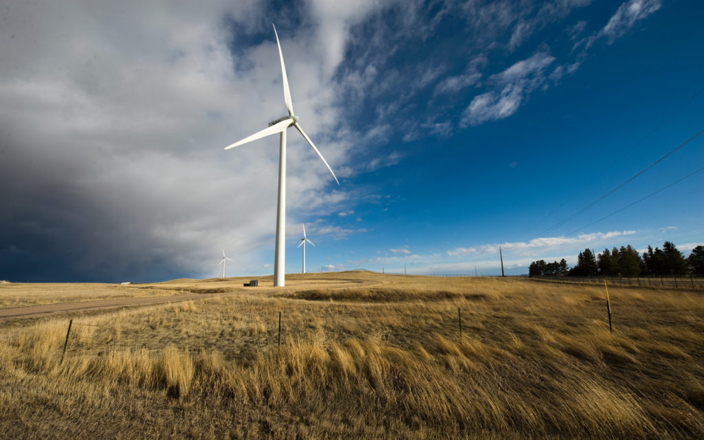 Une éolienne dans un champ. // Source : Free Stock Photos/Domaine public (photo recadrée)