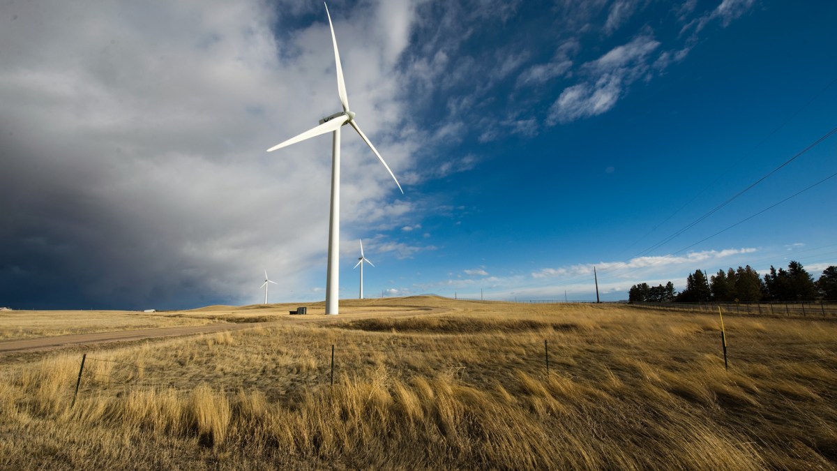 Une éolienne dans un champ. // Source : Free Stock Photos/Domaine public (photo recadrée)