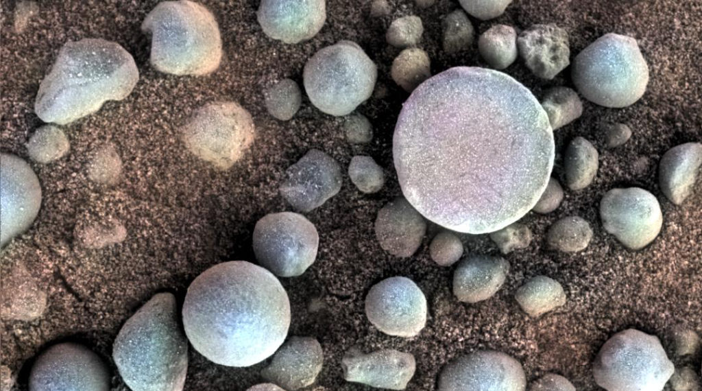 Les sphères contenant de l'hématite. // Source : NASA/JPL-Caltech/Cornell/USGS (photo recadrée)