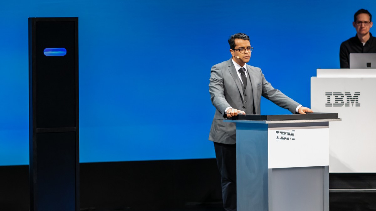 L'IA développée par IBM se mesure au champion Harish Natarajan. // Source : Flickr/CC/Visually Attractive for IBM (photo recadrée)