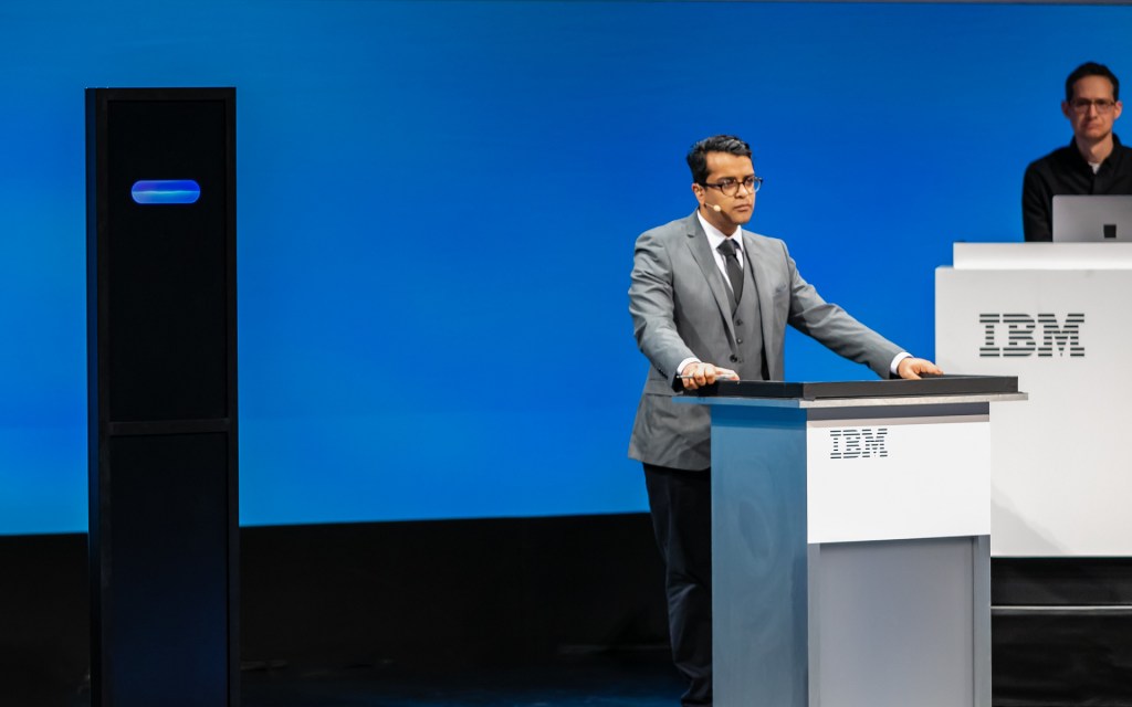L'IA développée par IBM se mesure au champion Harish Natarajan. // Source : Flickr/CC/Visually Attractive for IBM (photo recadrée)