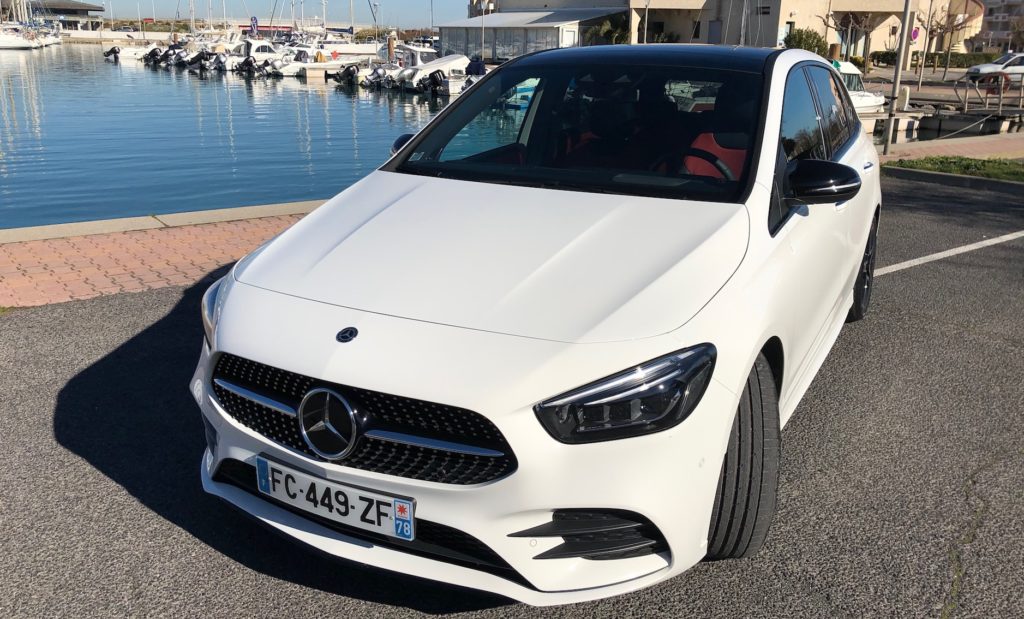 Capot de la Mercedes Classe B // Source : Maxime Claudel pour Numerama Capot de la Mercedes Classe B // Source : Maxime Claudel pour Numerama