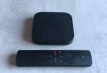 Xiaomi Mi Box S et sa télécommande // Source : Numerama