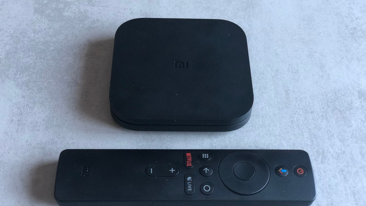 Xiaomi Mi Box S et sa télécommande // Source : Numerama