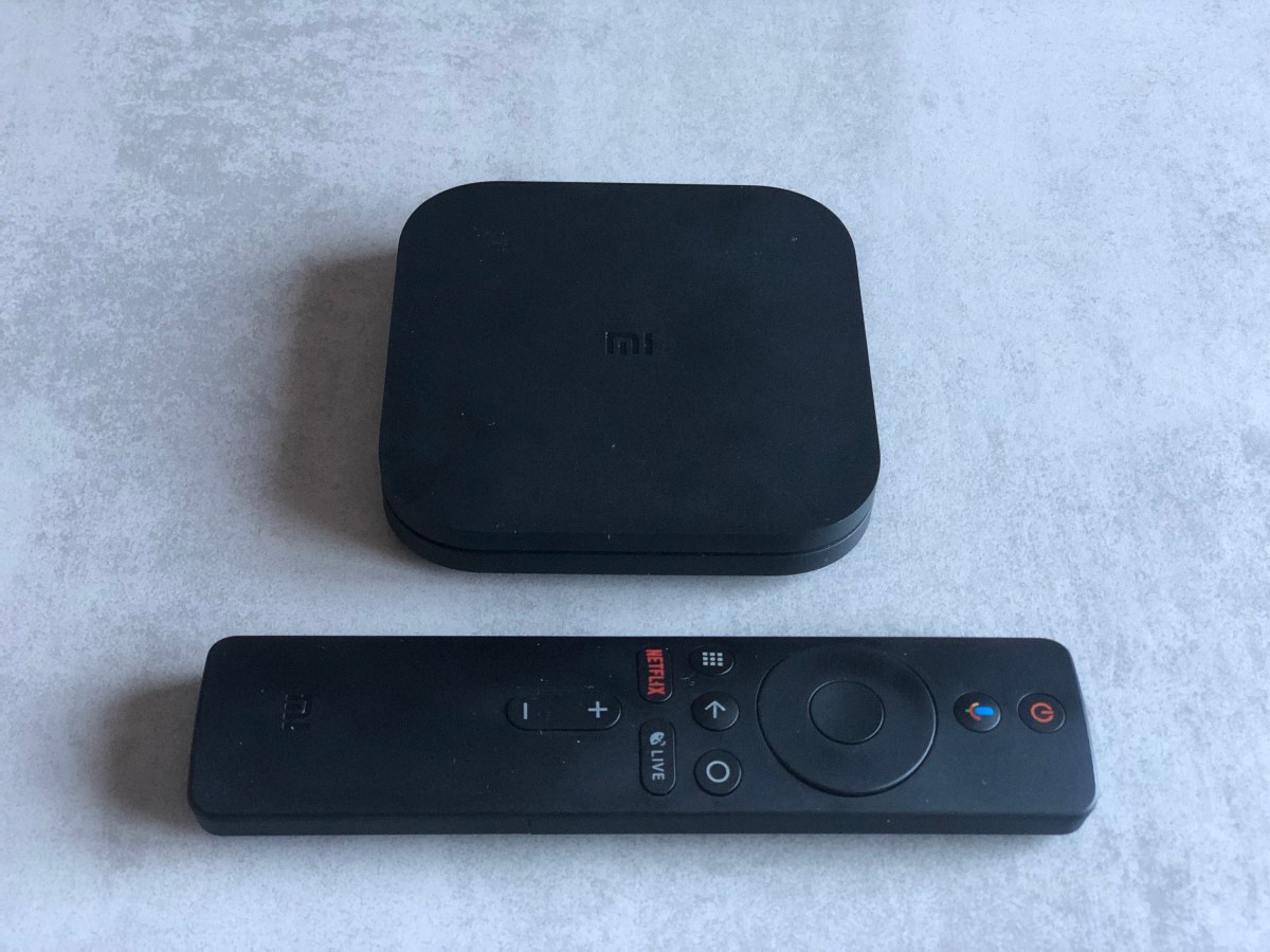 Xiaomi Mi Box S et sa télécommande // Source : Numerama