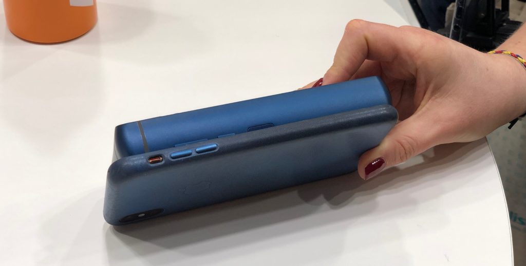 Téléphone Energizer Power Max P18K Pop versus iPhone XS Max // Source : Energizer Téléphone Energizer Power Max P18K Pop versus iPhone XS Max // Source : Energizer