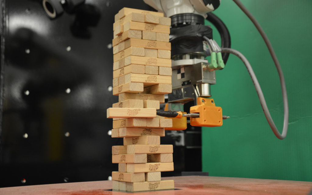 Ce robot du MIT sait jouer au Jenga. // Source : MIT (photo recadrée)