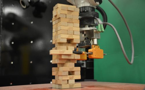 Ce robot du MIT sait jouer au Jenga. // Source : MIT (photo recadrée)