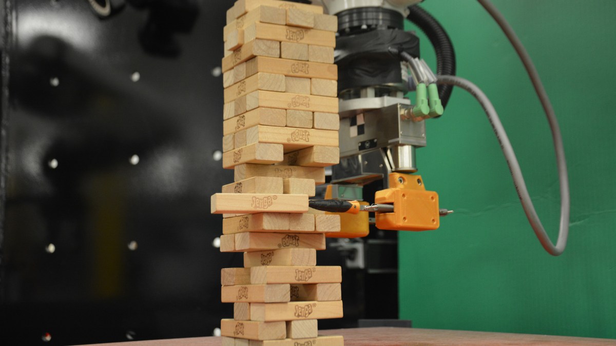 Ce robot du MIT sait jouer au Jenga. // Source : MIT (photo recadrée)