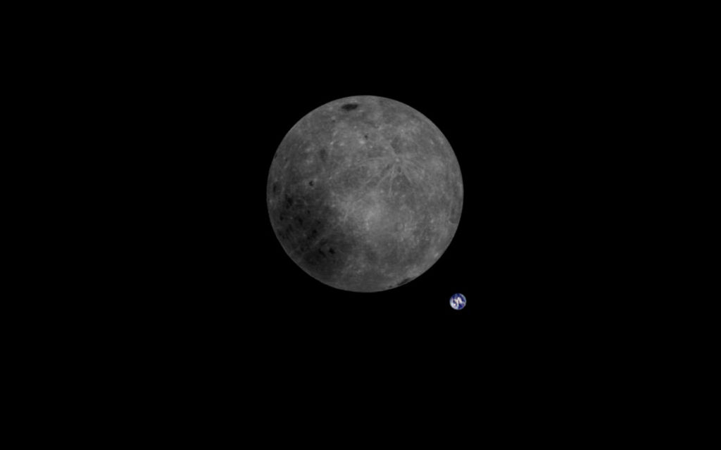 Une photo de la face cachée de la Lune où l'on aperçoit la Terre. // Source : Dwingeloo Radio Telescope