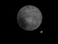 Une photo de la face cachée de la Lune où l'on aperçoit la Terre. // Source : Dwingeloo Radio Telescope