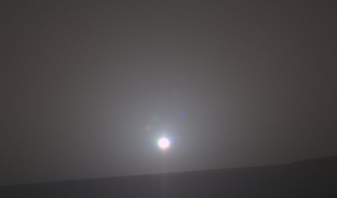 Le lever du soleil le 4 999e sol de la mission du rover. // Source : NASA/JPL-Caltech/Cornell/Arizona State Univ./Texas A&M (photo recadrée) Le lever du soleil le 4 999e sol de la mission du rover. // Source : NASA/JPL-Caltech/Cornell/Arizona State Univ./Texas A&M (photo recadrée)