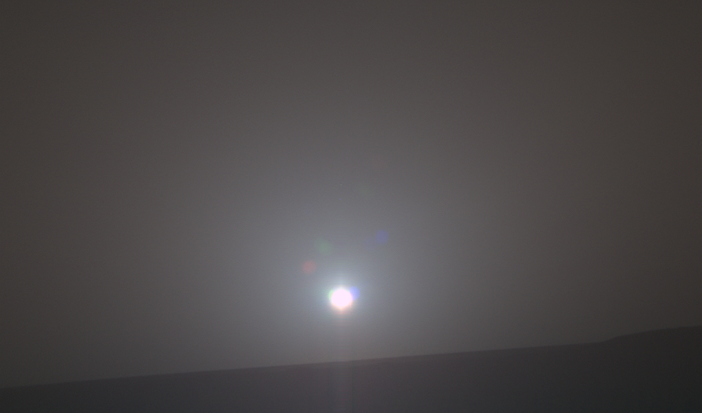 Le lever du soleil le 4 999e sol de la mission du rover. // Source : NASA/JPL-Caltech/Cornell/Arizona State Univ./Texas A&M (photo recadrée)