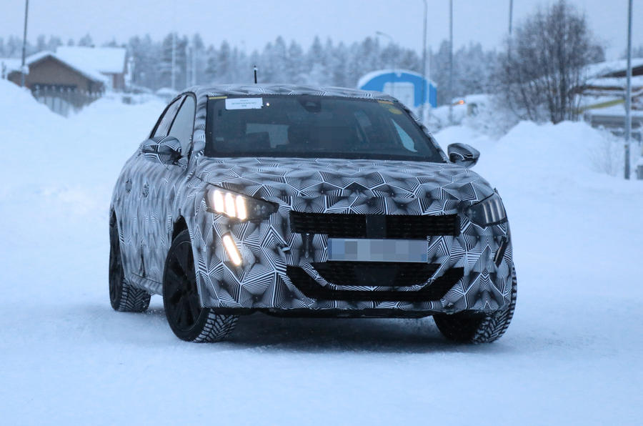 Peugeot 208 électrique  // Source : https://www.autocar.co.uk/car-news/new-cars/new-peugeot-208-electric-variant-caught-winter-testing