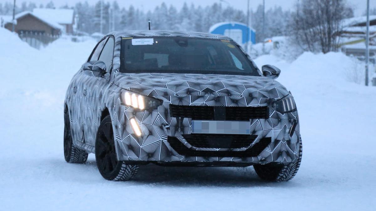 Peugeot 208 électrique  // Source : https://www.autocar.co.uk/car-news/new-cars/new-peugeot-208-electric-variant-caught-winter-testing