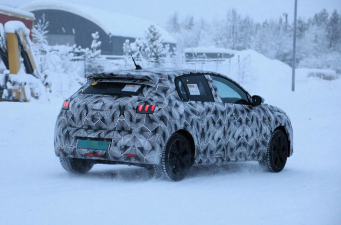Peugeot 208 électrique // Source : https://www.autocar.co.uk/car-news/new-cars/new-peugeot-208-electric-variant-caught-winter-testing Peugeot 208 électrique // Source : https://www.autocar.co.uk/car-news/new-cars/new-peugeot-208-electric-variant-caught-winter-testing