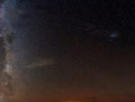 La Voie lactée et les Nuages de Magellan. // Source : Flickr/Domaine public/Paul Stewart (photo recadrée)