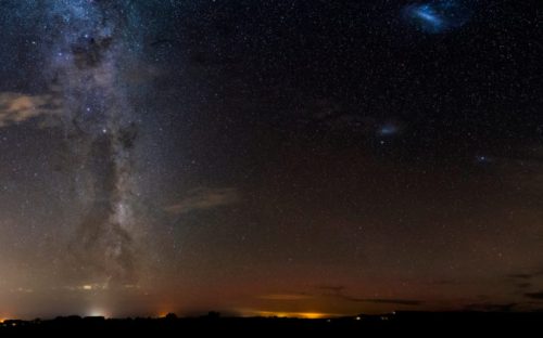 La Voie lactée et les Nuages de Magellan. // Source : Flickr/Domaine public/Paul Stewart (photo recadrée)