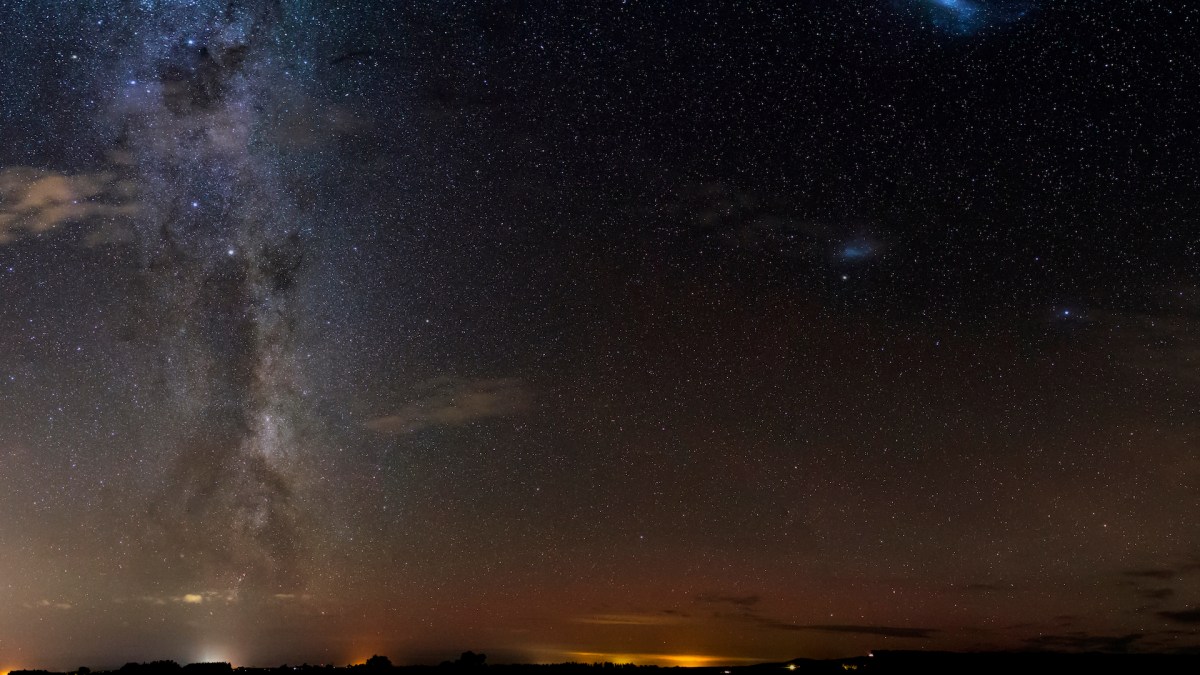 La Voie lactée et les Nuages de Magellan. // Source : Flickr/Domaine public/Paul Stewart (photo recadrée)