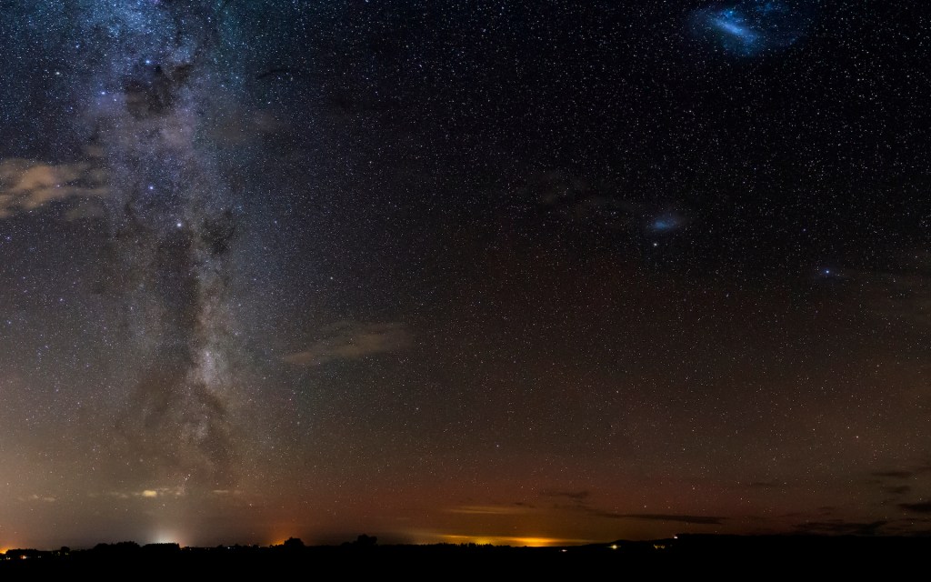 La Voie lactée et les Nuages de Magellan. // Source : Flickr/Domaine public/Paul Stewart (photo recadrée)