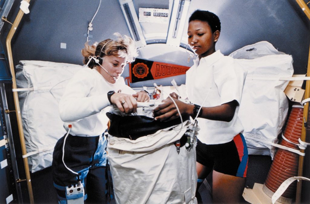 Nancy Jan Davis et Mae Jemison en 1992. // Source : Wikimedia/CC/Nasa