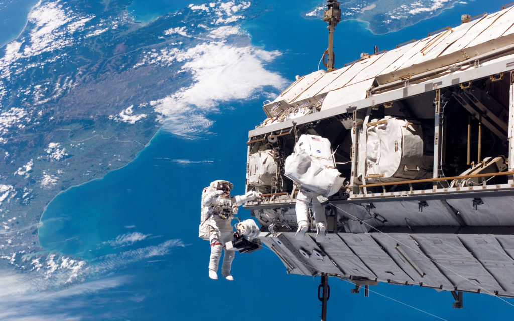 Des astronautes de l'ISS en sortie. // Source : Pxhere/CC0 Domaine public (photo recadrée)