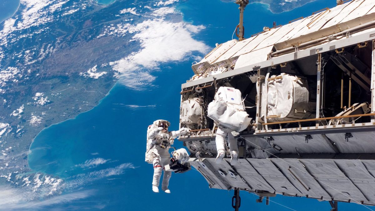 Des astronautes de l'ISS en sortie. // Source : Pxhere/CC0 Domaine public (photo recadrée)