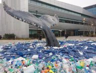 Une œuvre sur la pollution plastique des océans. // Source : Flickr/CC/zoetnet (photo recadrée)