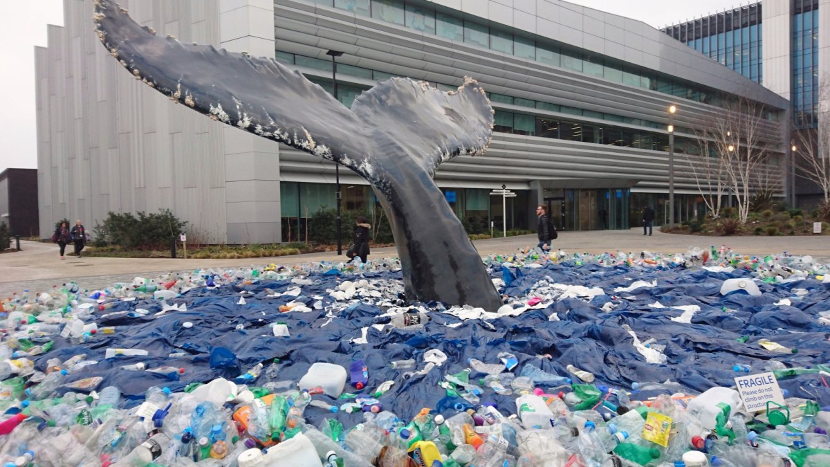 Une œuvre sur la pollution plastique des océans. // Source : Flickr/CC/zoetnet (photo recadrée)