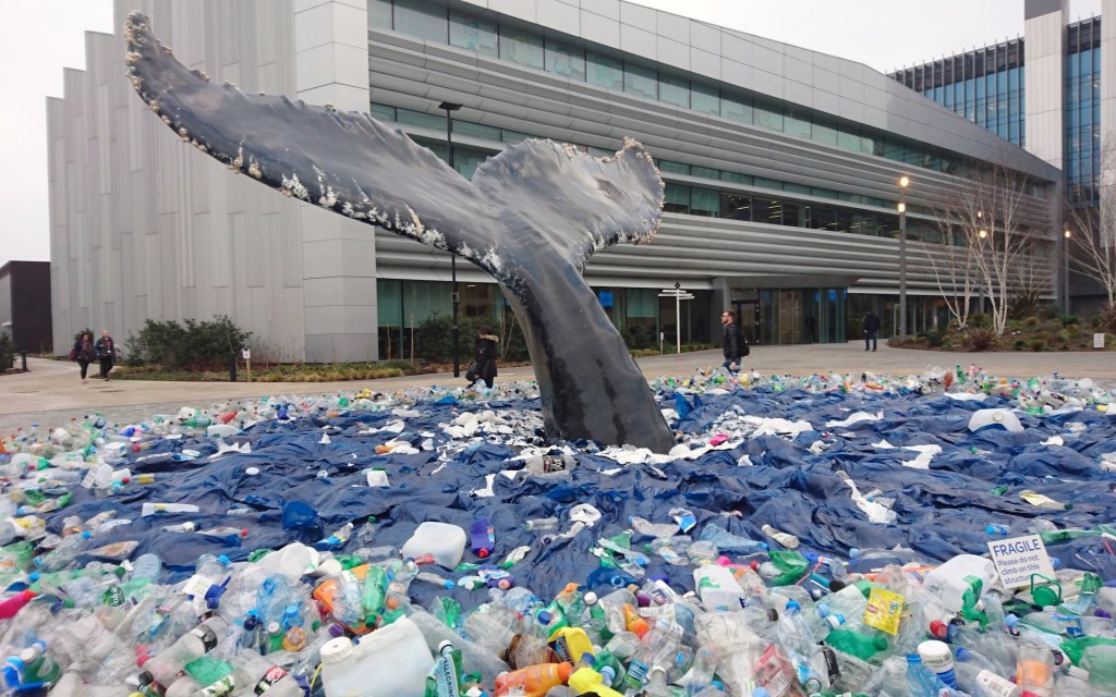Une œuvre sur la pollution plastique des océans. // Source : Flickr/CC/zoetnet (photo recadrée)
